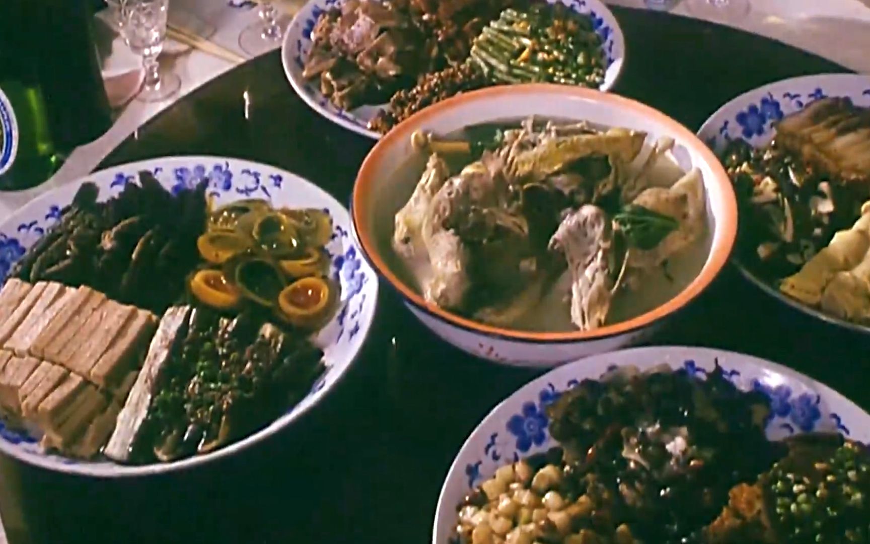 领导要求四菜一汤，端上来都是讽刺！30年前赵本山的这部国产片，放到现在也不过时